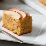 Een stukje appel karamel hazelnoot cake dat gemaakt is met CreationS Sunflower (zonnebloempitten)