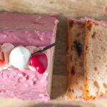 Moederdag cake met aardbeien compound, cranberries en ruby chocolade