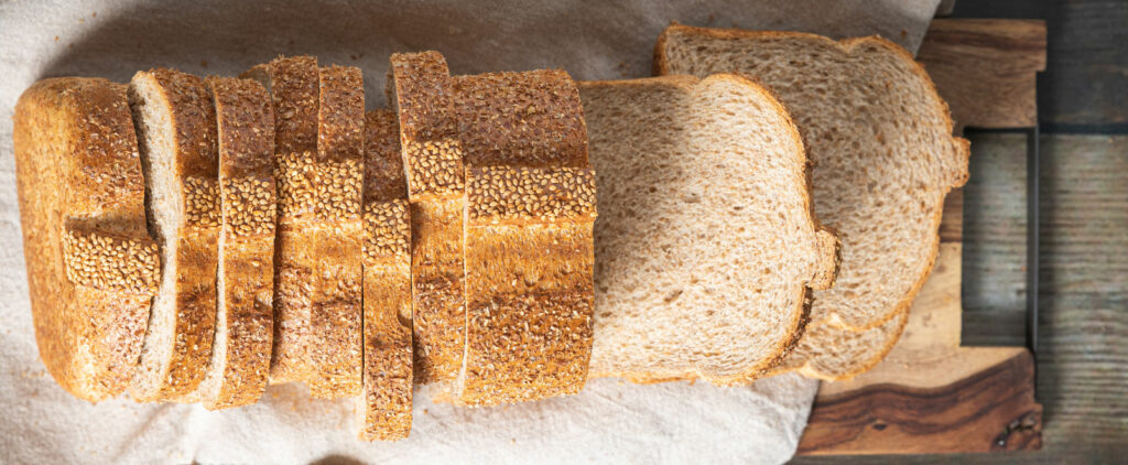 Steengemalen volkorenbrood op een broodplank